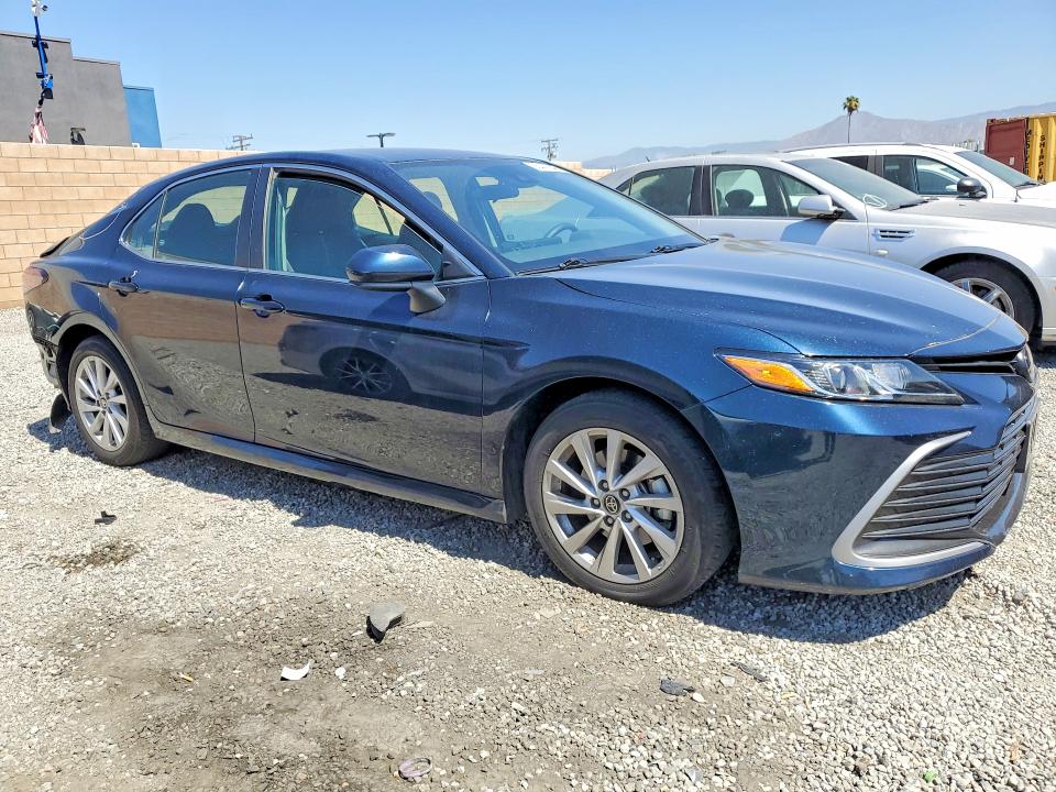 56447846 :رقم المزاد ، 4T1C11AKXMU576141 vin ، 2021 Toyota Camry مزاد بيع