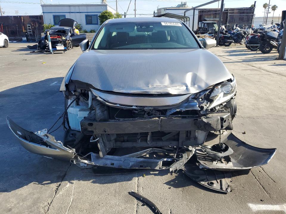 56185546 :رقم المزاد ، 58ABK1GG4JU085192 vin ، 2018 Lexus Es مزاد بيع