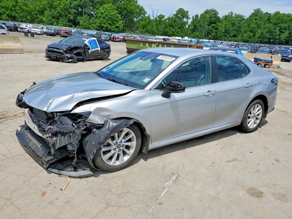 58254576 :رقم المزاد ، 4T1C11BK5NU055795 vin ، 2022 Toyota Camry مزاد بيع