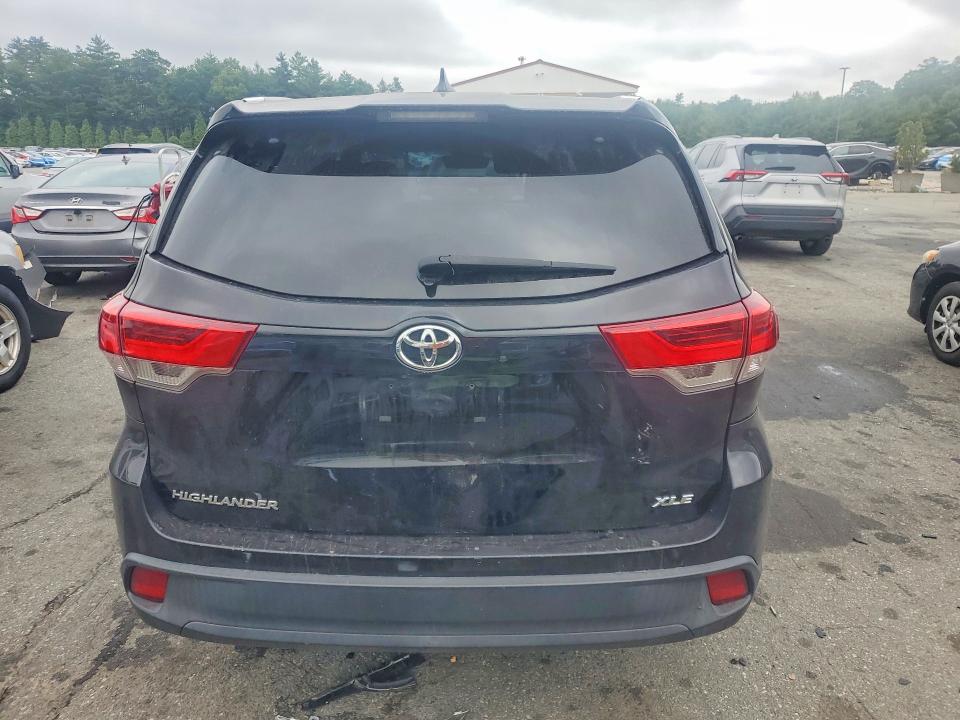 57370666 :رقم المزاد ، 5TDKZRFHXJS538705 vin ، 2018 Toyota Highlander مزاد بيع