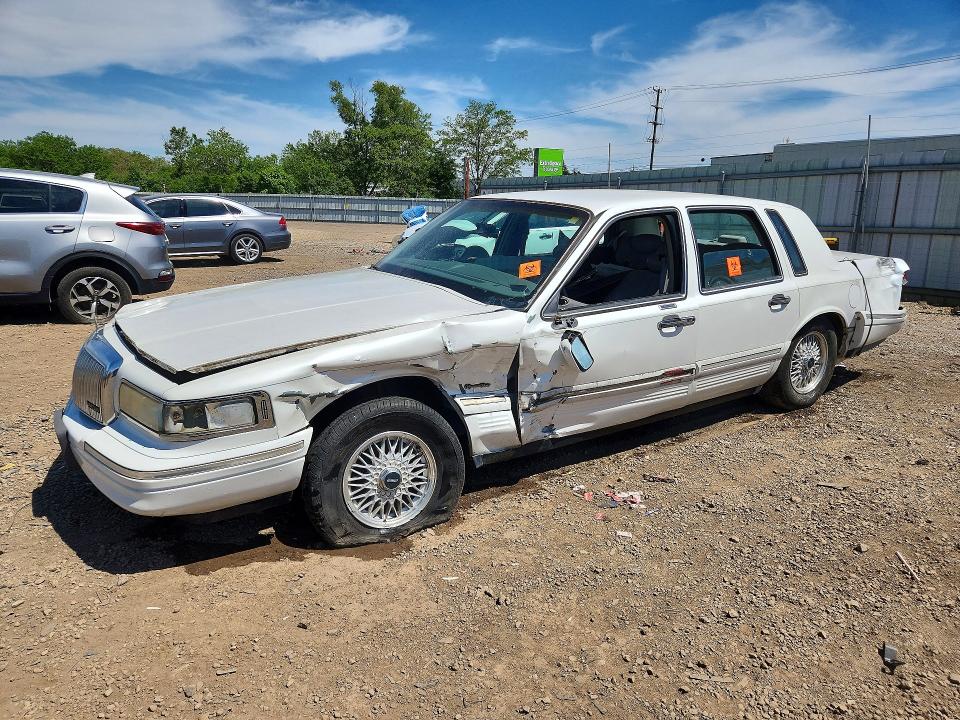 1997 Lincoln Town Car მანქანა იყიდება აუქციონზე, vin: 1LNLM82W1VY633645, აუქციონის ნომერი: 56130336