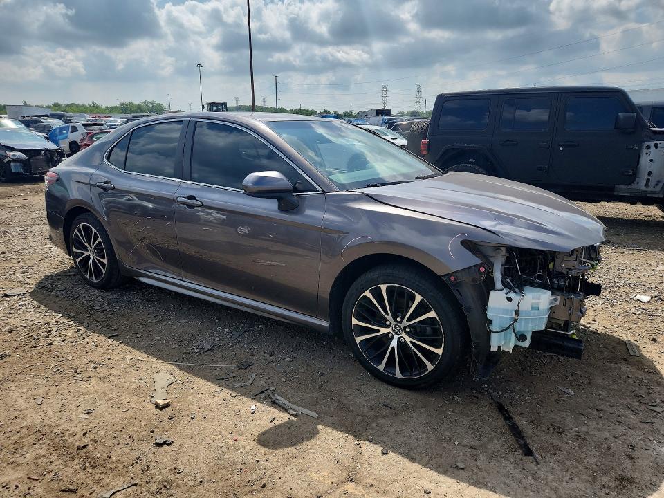 59283656 :رقم المزاد ، 4T1B11HKXJU081662 vin ، 2018 Toyota Camry مزاد بيع