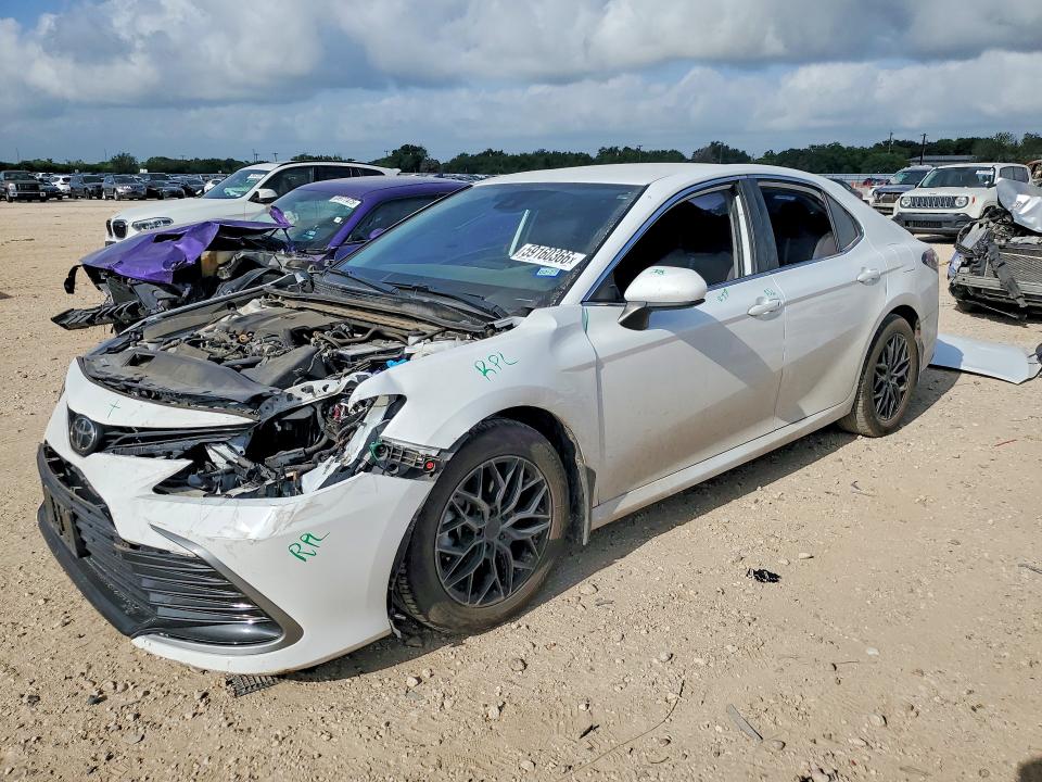 59160366 :رقم المزاد ، 4T1C11AK3NU673523 vin ، 2022 Toyota Camry مزاد بيع