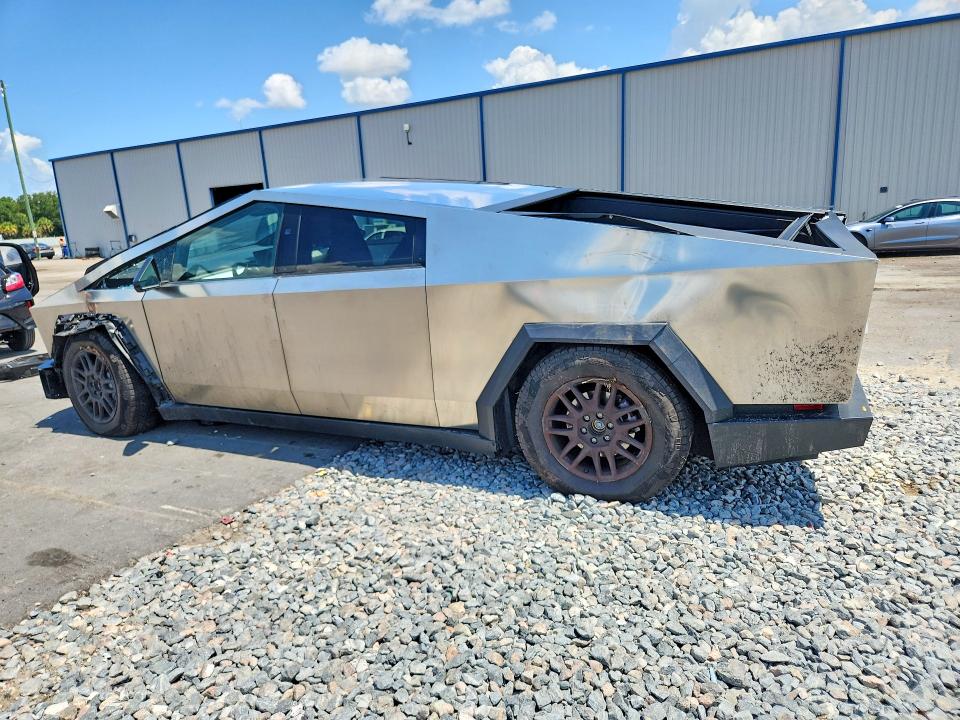 58941946 :رقم المزاد ، 7G2CEHED8SA080865 vin ، 2025 Tesla Cybertruck مزاد بيع