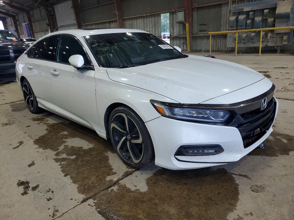 55629436 :رقم المزاد ، 1HGCV2F33JA050853 vin ، 2018 Honda Accord مزاد بيع