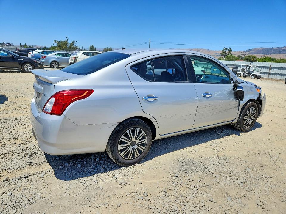 57234896 :رقم المزاد ، 3N1CN7AP6JL810839 vin ، 2018 Nissan Versa مزاد بيع