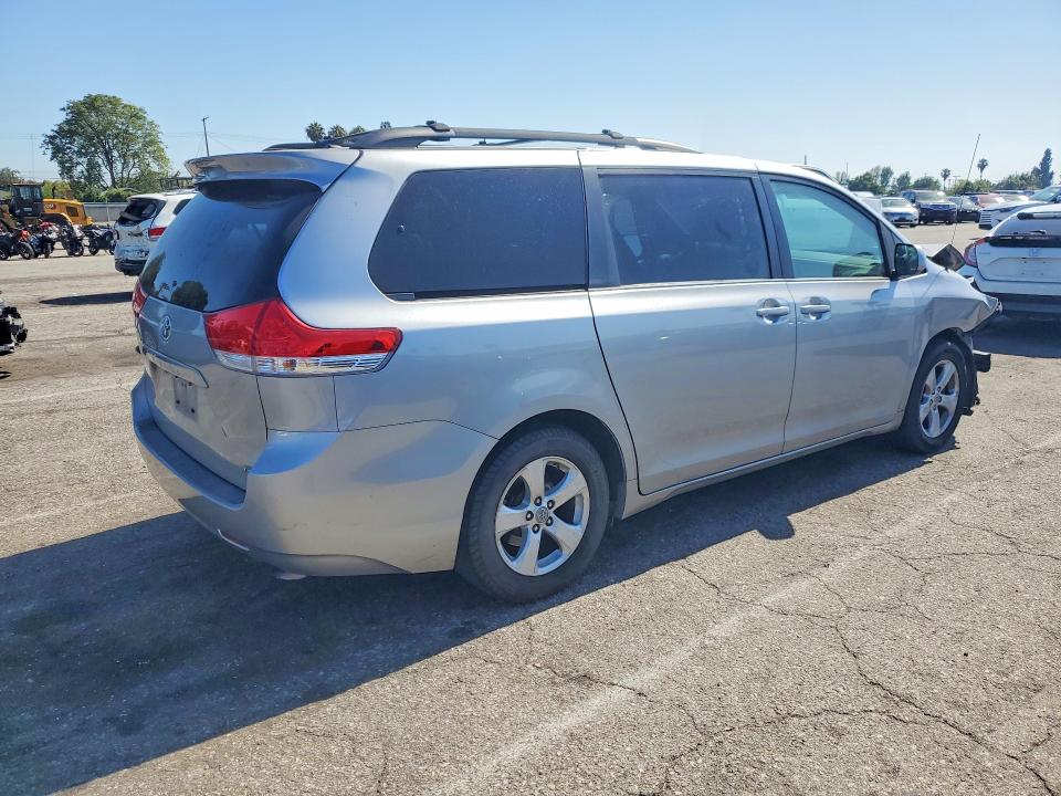 2012 Toyota Sienna მანქანა იყიდება აუქციონზე, vin: 5TDKK3DC4CS261013, აუქციონის ნომერი: 55780686