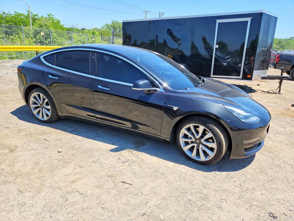 55976376 :رقم المزاد ، 5YJ3E1EB2JF090589 vin ، 2018 Tesla Model 3 مزاد بيع