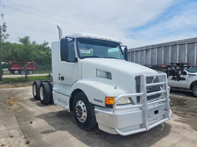 57753016 :رقم المزاد ، 4V4ND2GF8YN796550 vin ، 2000 Volvo Vn مزاد بيع