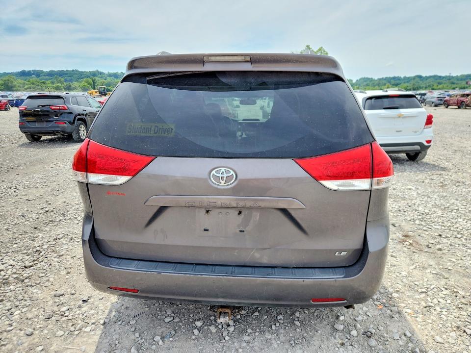 55563716 :رقم المزاد ، 5TDKK3DC4DS381203 vin ، 2013 Toyota Sienna مزاد بيع