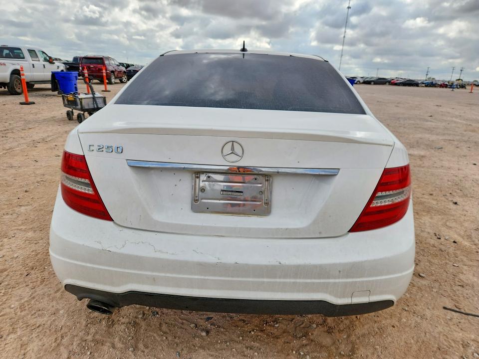57161366 :رقم المزاد ، WDDGF4HB8ER313199 vin ، 2014 Mercedes-benz C مزاد بيع