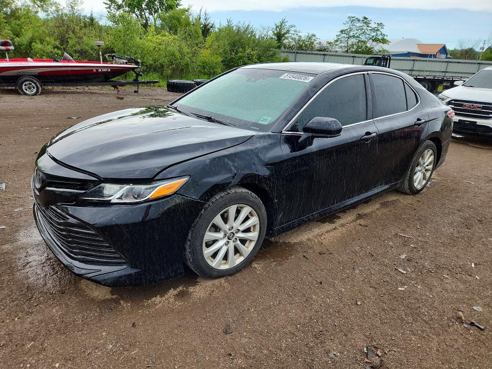 51540826 :رقم المزاد ، 4T1B11HK8JU134343 vin ، 2018 Toyota Camry مزاد بيع