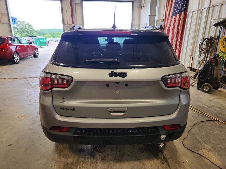 57037216 :رقم المزاد ، 3C4NJDBB1JT323986 vin ، 2018 Jeep Compass مزاد بيع