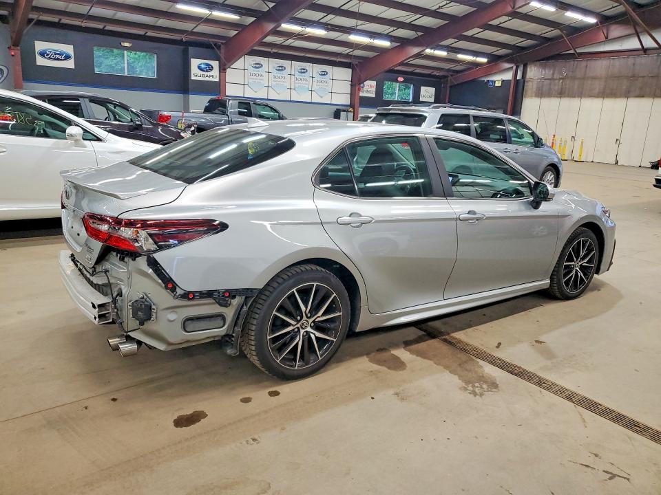 57863066 :رقم المزاد ، 4T1T11BK4MU023242 vin ، 2021 Toyota Camry مزاد بيع