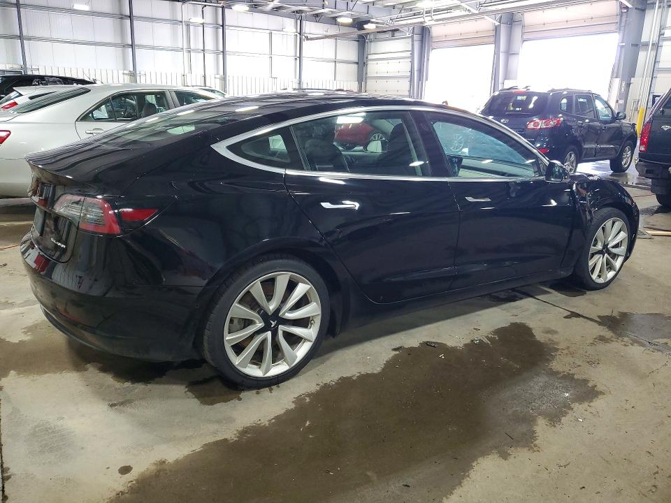 57881186 :رقم المزاد ، 5YJ3E1EB3JF186697 vin ، 2018 Tesla Model 3 مزاد بيع