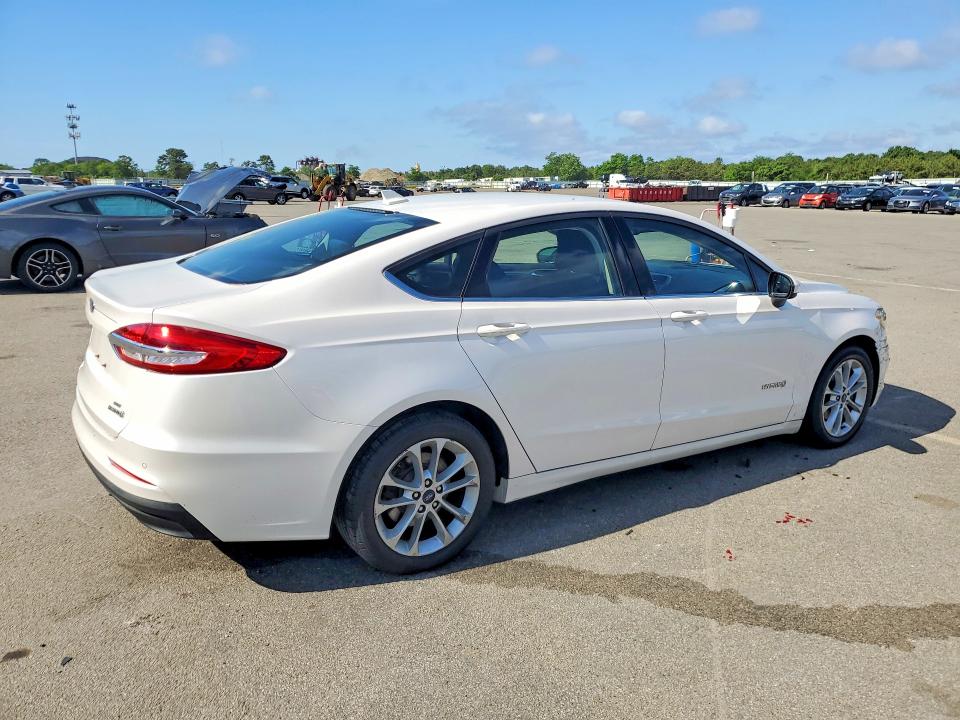 57158936 :رقم المزاد ، 3FA6P0LU6KR157397 vin ، 2019 Ford Fusion مزاد بيع