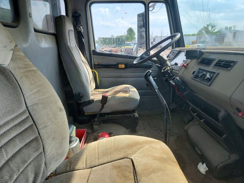 55749636 :رقم المزاد ، 1FUBBTAK92HJ77776 vin ، 2002 Freightliner F70 مزاد بيع