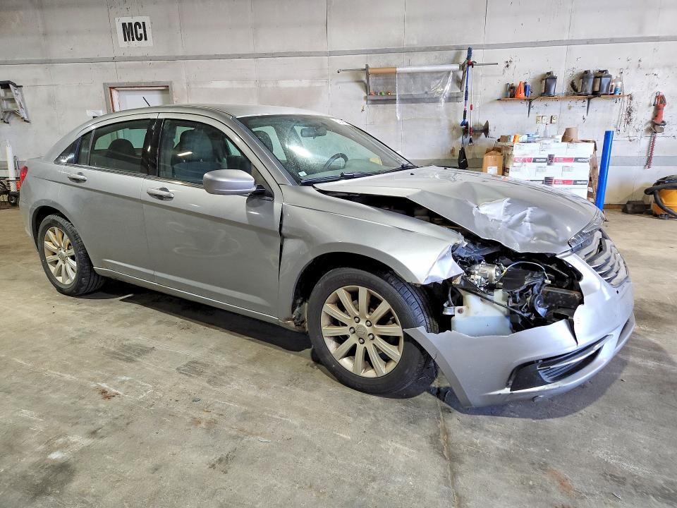 57047226 :رقم المزاد ، 1C3CCBBB1DN654923 vin ، 2013 Chrysler 200 مزاد بيع