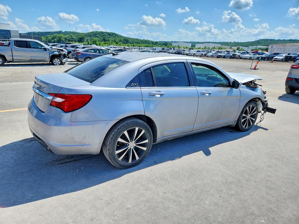 55891776 :رقم المزاد ، 1C3CCBCG3DN651466 vin ، 2013 Chrysler 200 مزاد بيع