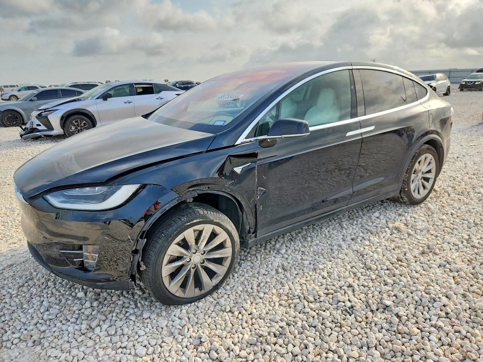 58758466 :رقم المزاد ، 5YJXCAE28JF092046 vin ، 2018 Tesla Model X مزاد بيع