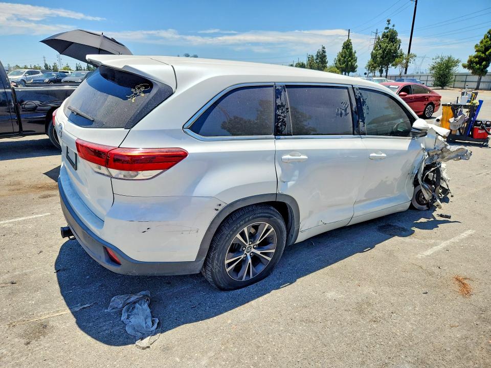 Продаж на аукціоні авто 2018 Toyota Highlander, vin: 5TDZZRFH9JS251239, номер лоту: 57253456