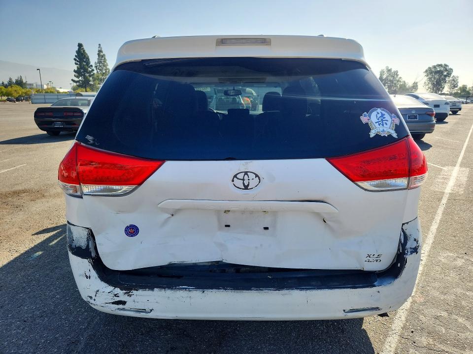56645686 :رقم المزاد ، 5TDKK3DC0DS342981 vin ، 2013 Toyota Sienna مزاد بيع