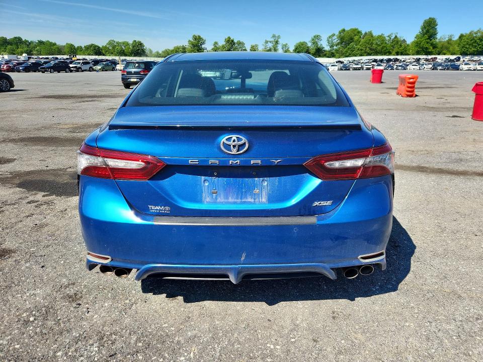 55405846 :رقم المزاد ، 4T1B61HK3JU008361 vin ، 2018 Toyota Camry مزاد بيع