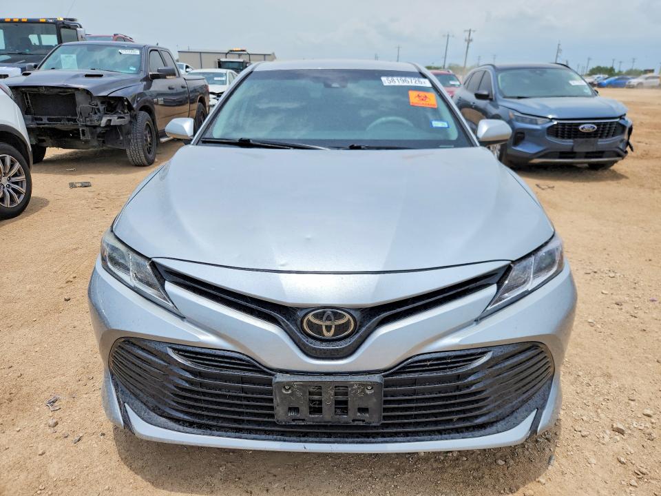 58196726 :رقم المزاد ، 4T1B11HK0KU810219 vin ، 2019 Toyota Camry مزاد بيع
