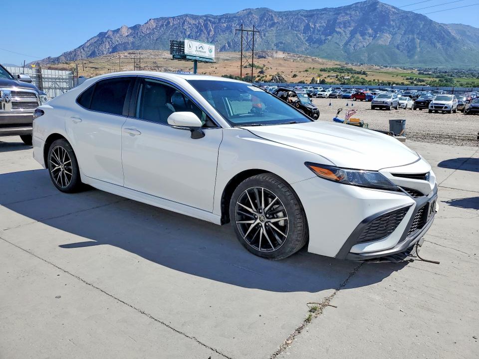 55917526 :رقم المزاد ، 4T1S31AK6NU572854 vin ، 2022 Toyota Camry Hybrid مزاد بيع