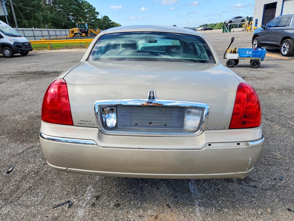 2011 Lincoln Town Car მანქანა იყიდება აუქციონზე, vin: 2LNBL8CVXBX761026, აუქციონის ნომერი: 57011476