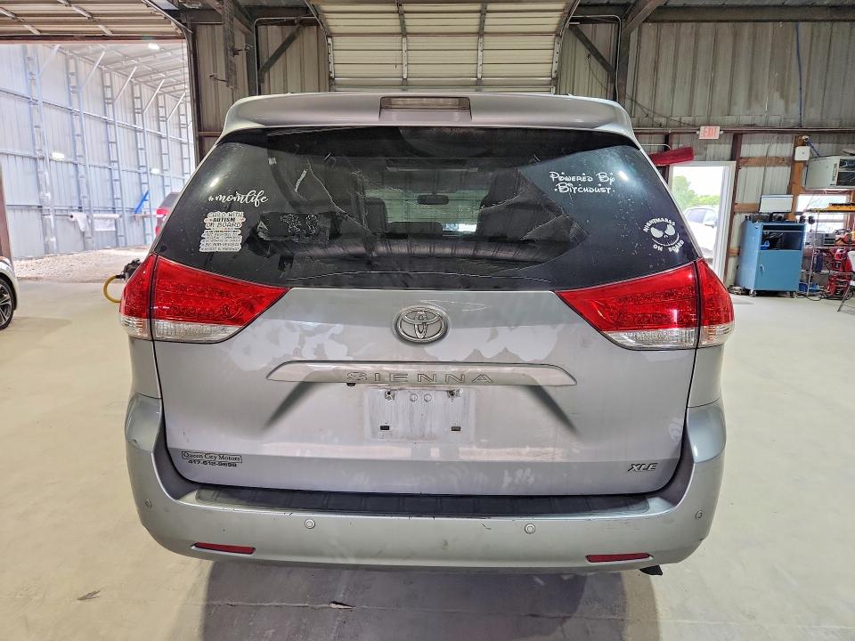 57718106 :رقم المزاد ، 5TDYK3DC7BS106710 vin ، 2011 Toyota Sienna مزاد بيع