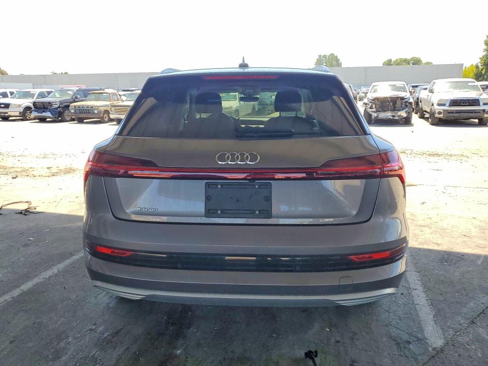 56361026 :رقم المزاد ، WA1LAAGE4KB005916 vin ، 2019 Audi E-tron مزاد بيع