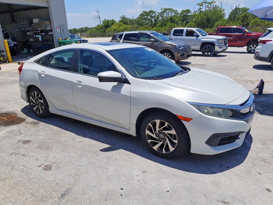 57558396 :رقم المزاد ، 19XFC2F71JE005878 vin ، 2018 Honda Civic مزاد بيع