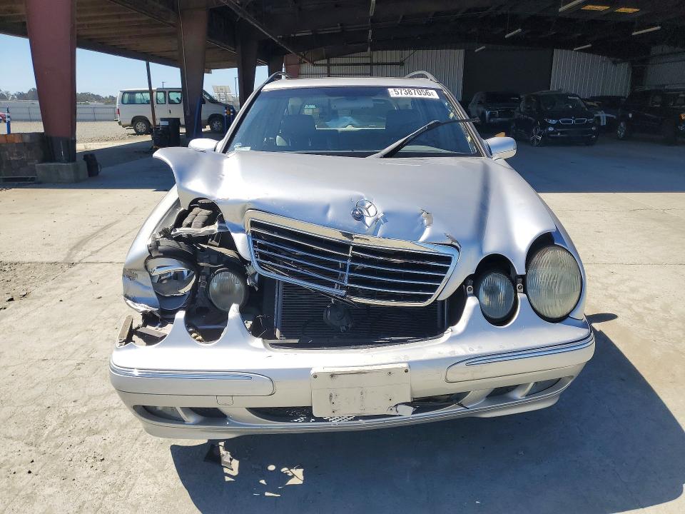 57387056 :رقم المزاد ، WDBJH82J21X051038 vin ، 2001 Mercedes-benz E مزاد بيع