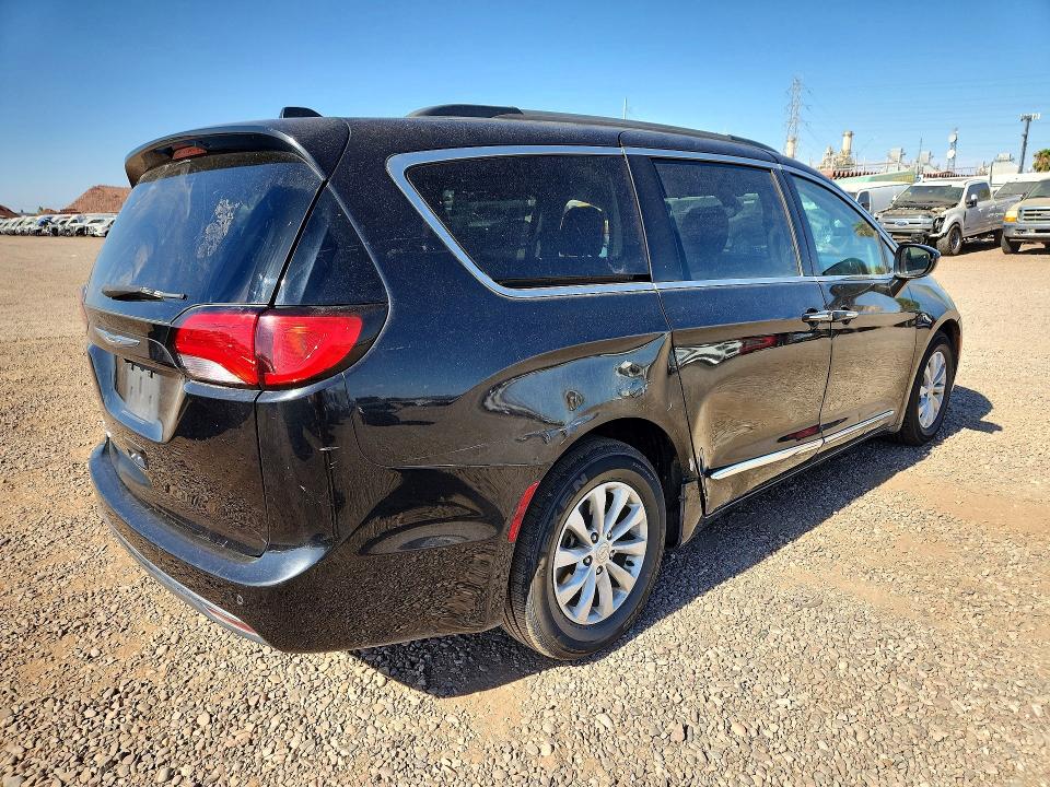 57519336 :رقم المزاد ، 2C4RC1BG0HR613297 vin ، 2017 Chrysler Pacifica مزاد بيع
