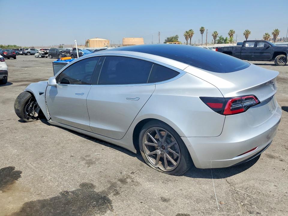 58645076 :رقم المزاد ، 5YJ3E1EA2JF044087 vin ، 2018 Tesla Model 3 مزاد بيع