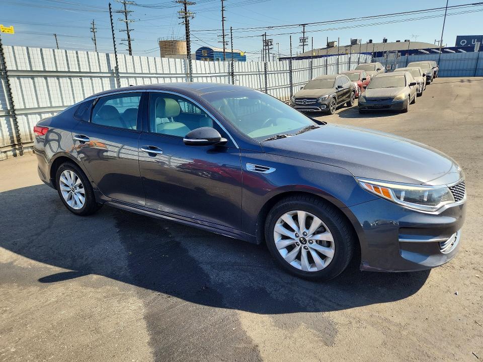 2017 Kia Optima მანქანა იყიდება აუქციონზე, vin: 5XXGU4L38HG135107, აუქციონის ნომერი: 54669506