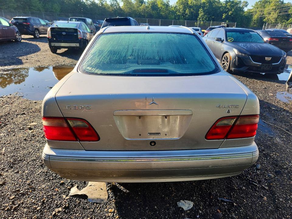 57197606 :رقم المزاد ، WDBJF82J61X054336 vin ، 2001 Mercedes-benz E مزاد بيع