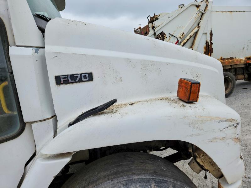1999 Freightliner Fl70 მანქანა იყიდება აუქციონზე, vin: 1FV6HJBA7XHA84562, აუქციონის ნომერი: 55911906