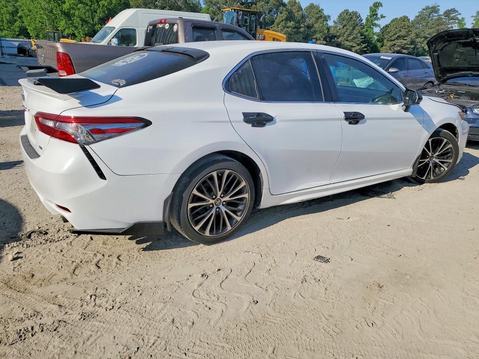 55356606 :رقم المزاد ، 4T1B11HK8JU601647 vin ، 2018 Toyota Camry مزاد بيع
