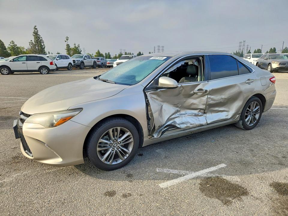 55887536 :رقم المزاد ، 4T1BF1FK6HU801957 vin ، 2017 Toyota Camry مزاد بيع