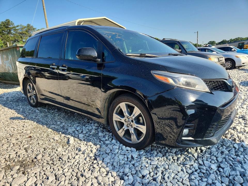 56952026 :رقم المزاد ، 5TDXZ3DC0JS955065 vin ، 2018 Toyota Sienna مزاد بيع