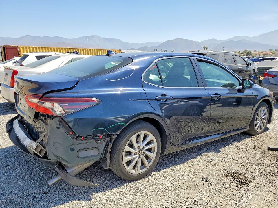 56447846 :رقم المزاد ، 4T1C11AKXMU576141 vin ، 2021 Toyota Camry مزاد بيع
