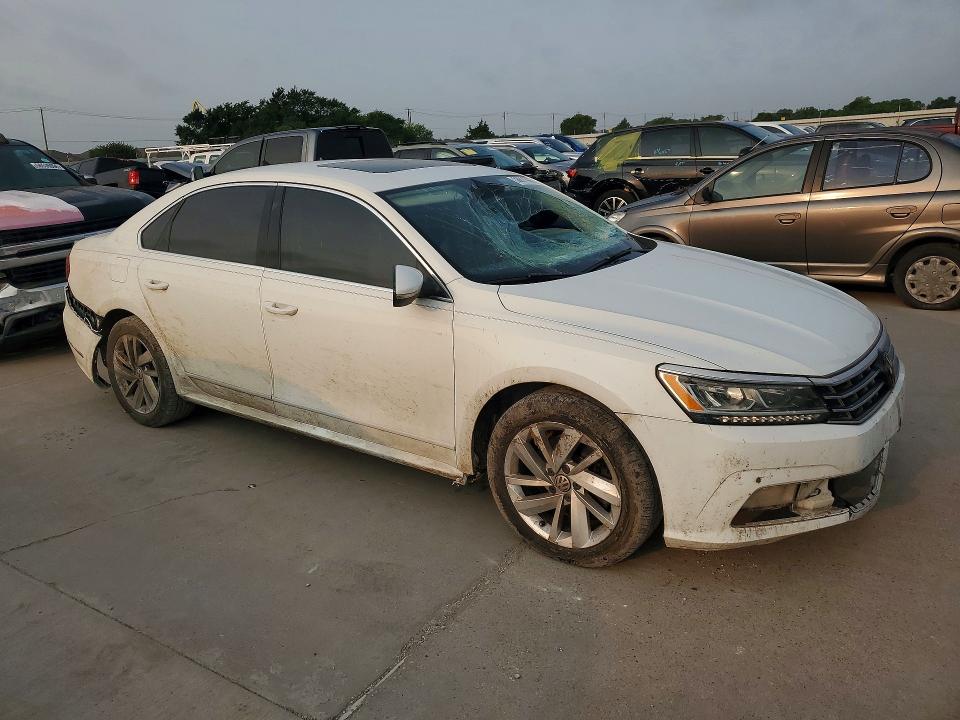 58611446 :رقم المزاد ، 1VWBA7A33JC002703 vin ، 2018 Volkswagen Passat مزاد بيع