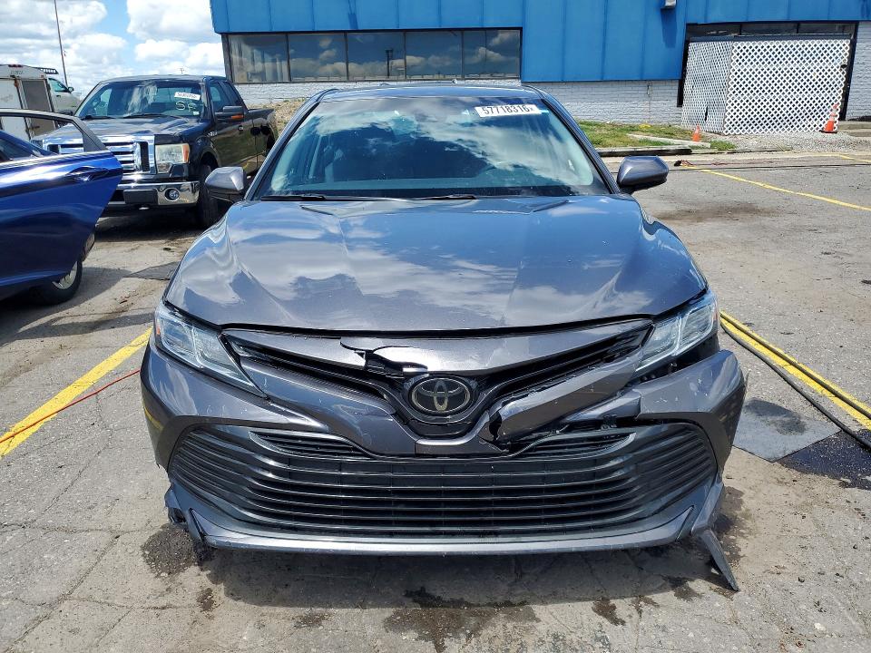 2018 Toyota Camry მანქანა იყიდება აუქციონზე, vin: 4T1B11HK1JU104293, აუქციონის ნომერი: 57718316