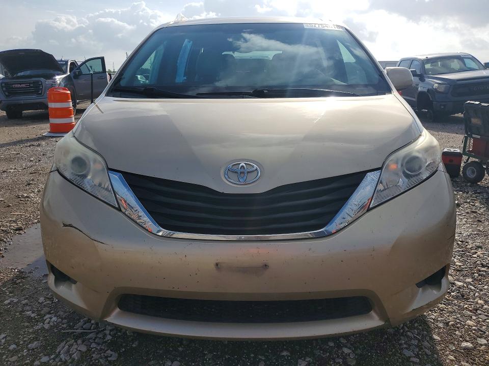 57754616 :رقم المزاد ، 5TDKK3DC4BS005968 vin ، 2011 Toyota Sienna مزاد بيع