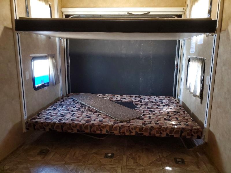 55452956 :رقم المزاد ، 1UJBJ0BR6A1VM0076 vin ، 2010 Jay Recreational Vehicle (rv) مزاد بيع