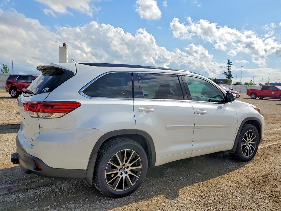 57033086 :رقم المزاد ، 5TDJZRFH2JS813592 vin ، 2018 Toyota Highlander مزاد بيع