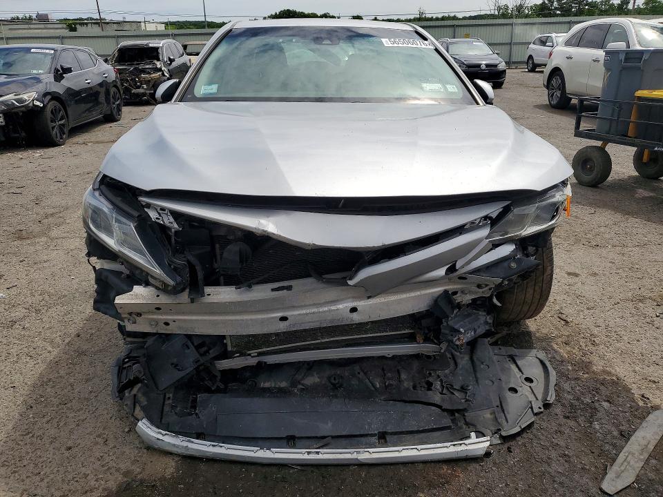 56506076 :رقم المزاد ، 4T1B11HK9JU110973 vin ، 2018 Toyota Camry مزاد بيع