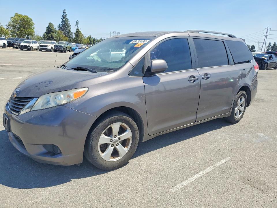 56455496 :رقم المزاد ، 5TDKK3DC4ES515967 vin ، 2014 Toyota Sienna مزاد بيع